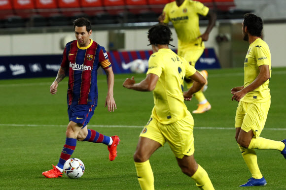 스페인 프로축구 바르셀로나의 리오넬 메시가 28일 새벽 열린 라리가 경기에서 비야 레알 선수들을 앞에두고 공을 몰고 있다. AP 연합뉴스