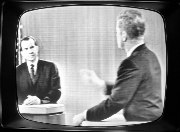 미국 민주당 존 F 케네디 대선 후보와 공화당 리처드 닉슨 후보의 1960년 세계 최초 TV 대선 토론 장면. 상대적으로 정치 신인이었던 케네디는 TV 토론에서 강한 인상을 남기며 ‘정치 거물’ 닉슨을 꺾을 수 있었다.-AP 연합뉴스