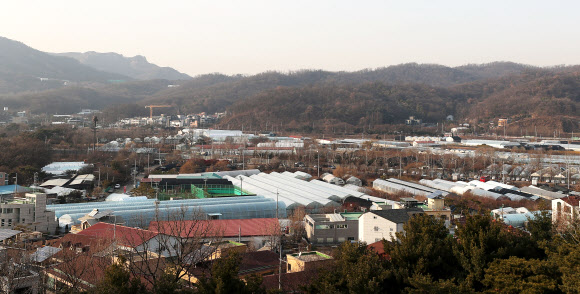 정부가 경기도 남양주와 하남, 인천 계양에 신도시 사전청약을 예고한 가운데 사진은 경기도 과천시 과천동 일대 모습. 연합뉴스