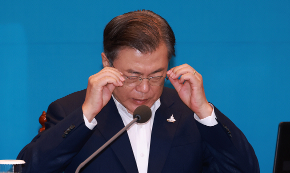 문재인 대통령이 28일 청와대 여민관에서 열린 수석보좌관회의를 주재하던 중 굳은 표정으로 안경을 고쳐 쓰고 있다. 도준석 기자 pado@seoul.co.kr