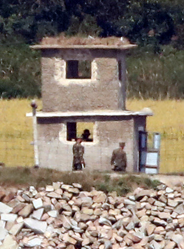 초소 경계 중인 북한군 
