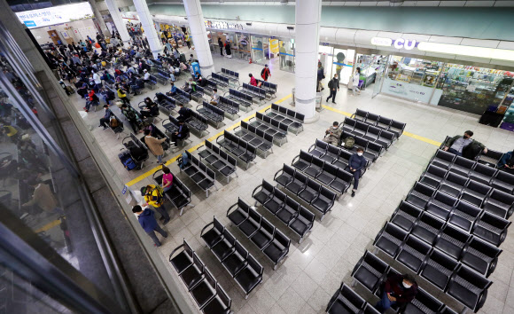 좌석 절반 빈 인천 연안여객터미널 대합실