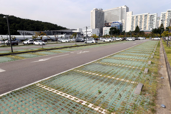 텅 빈 SRT 수서역 주차장