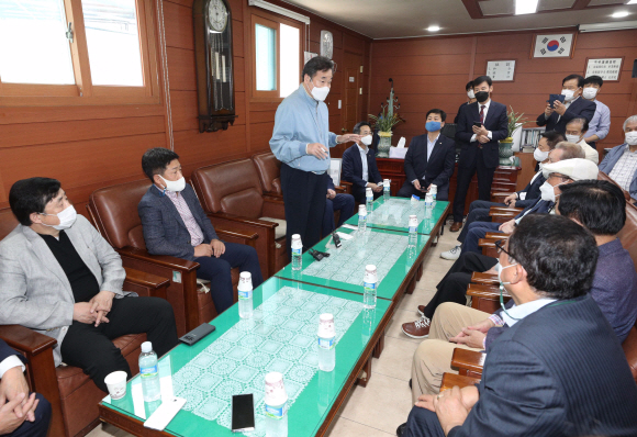 이낙연 더불어민주당 대표가 추석 연휴를 앞둔 29일 오전 서울 중구 남대문시장을 방문해 상인들과 간담회를 하고 있다.2020. 9. 29 김명국 선임기자 daunso@seoul.co.kr