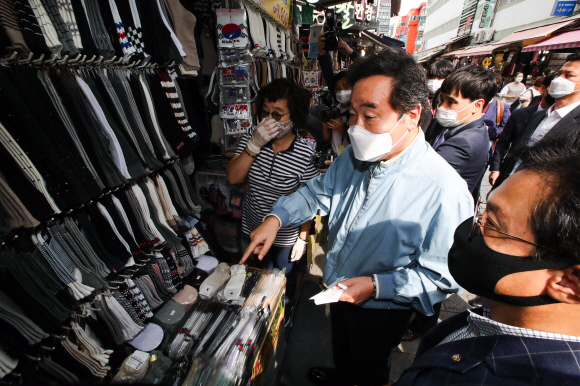 추석 연휴를 하루 앞둔 29일 서울 중구 남대문시장을 찾은 더불어민주당 이낙연 대표가 양말가게에서 양말을 고르고 있다.2020. 9. 29 김명국 선임기자 daunso@seoul.co.kr
