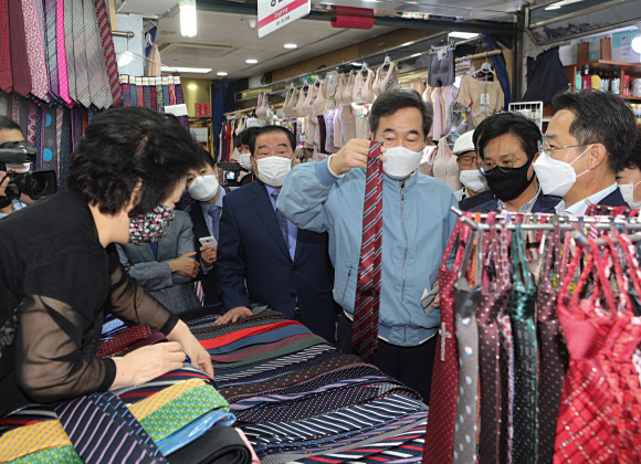 이낙연 더불어민주당 대표가 추석 연휴를 앞둔 29일 오전 서울 중구 남대문시장을 방문해 넥타이를 구매하고 있다.2020. 9. 29 김명국 선임기자 daunso@seoul.co.kr