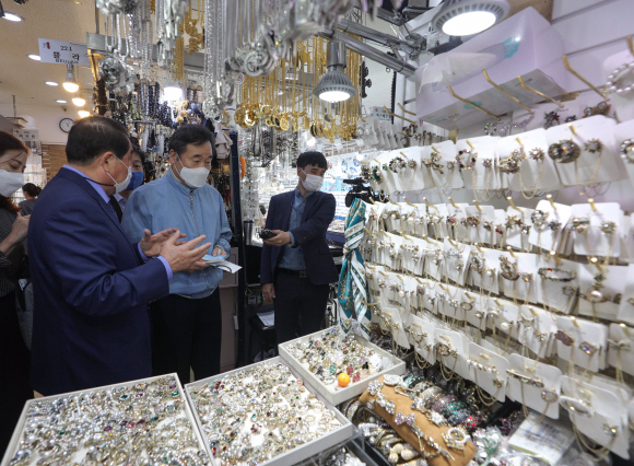 이낙연 더불어민주당 대표가 추석 연휴를 앞둔 29일 오전 서울 중구 남대문시장을 방문해 액세서리 가게를 둘러보고 있다.2020. 9. 29 김명국 선임기자 daunso@seoul.co.kr