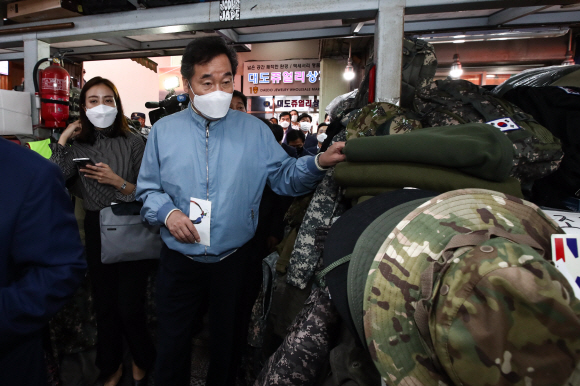 추석 연휴를 하루 앞둔 29일 서울 중구 남대문시장을 찾은 더불어민주당 이낙연 대표가 물건들을 보고 있다.2020. 9. 29 김명국 선임기자 daunso@seoul.co.kr