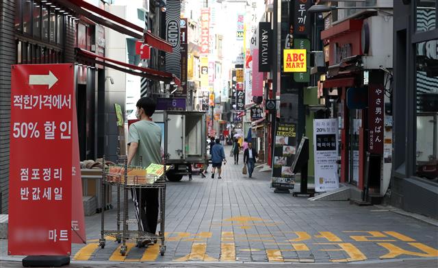 추석 연휴 하루 전 명동거리 한산 