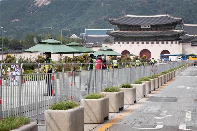 ‘개천절집회 대비’ 펜스에 둘러싸인 광화문광장