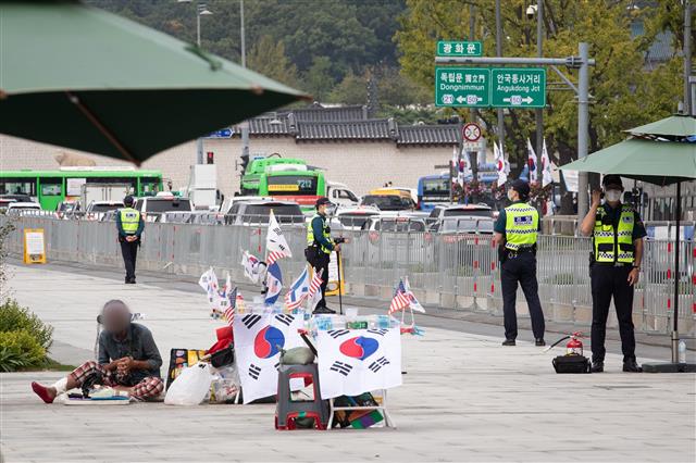 ‘개천절집회 대응’ 펜스 쳐진 광화문광장
