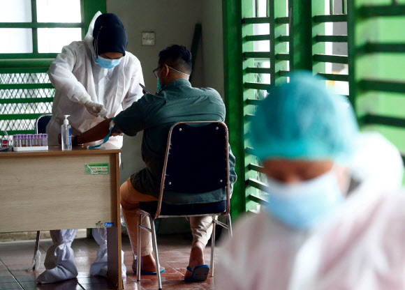 인도네시아 자카르타 외곽의 한 병원에서 의료진이 코로나19 판정을 위한 검사를 하고 있다. 자카르타 로이터 연합뉴스