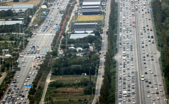 정체 시작된 신갈분기점 부근 경부고속도로
