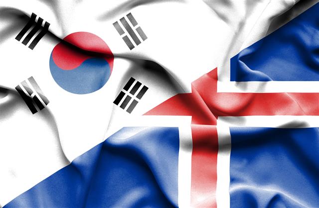 태극기와 아이슬란드 국기. 서울신문DB