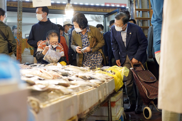 문재인 대통령과 김정숙 여사가 추석 명절을 앞둔 29일 서울 서대문구의 한 전통시장을 찾아 장을 보고 있다. 2020. 9. 29 도준석 기자pado@seoul.co.kr