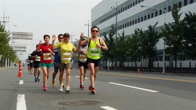 2018년 열린 대구 달서웃는얼굴마라톤대회에 참가한 고 이사장이 달리네 부부 마라톤 동호회 회원들과 함께 달리고 있다.  서대구산업단지공단 제공