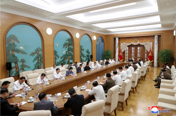 정치국회의 참석한 김정은 국무위원장