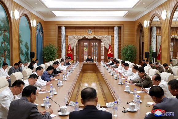정치국회의 참석한 김정은 국무위원장