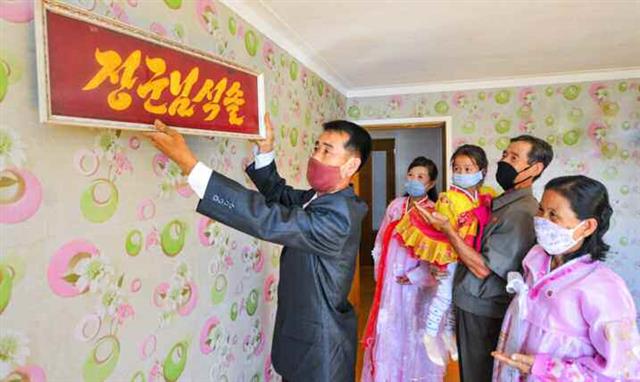 수해 복구 완료하고 살림집으로 들어선 北 주민들