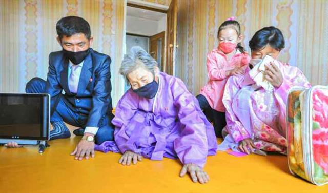 수해로 새로 건설한 살림집에 들어온 북한 주민들