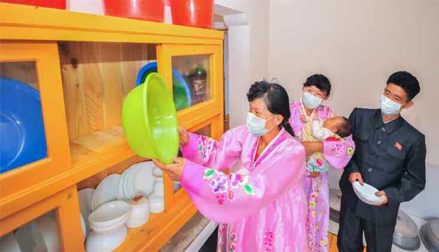 수해 복구 완료 후 살림살이 살피는 북한 주민들