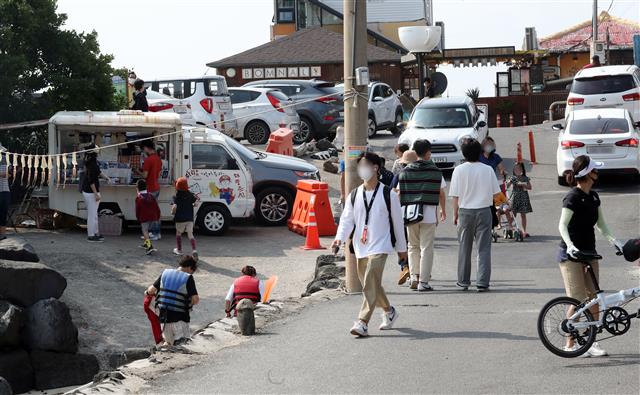 ‘차도 사람도 너무 많은 제주’