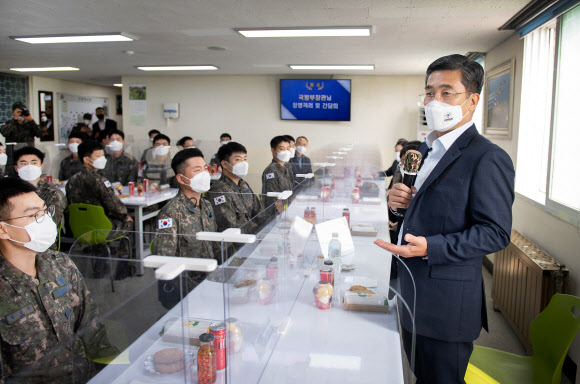 장병 격려하는 서욱 장관