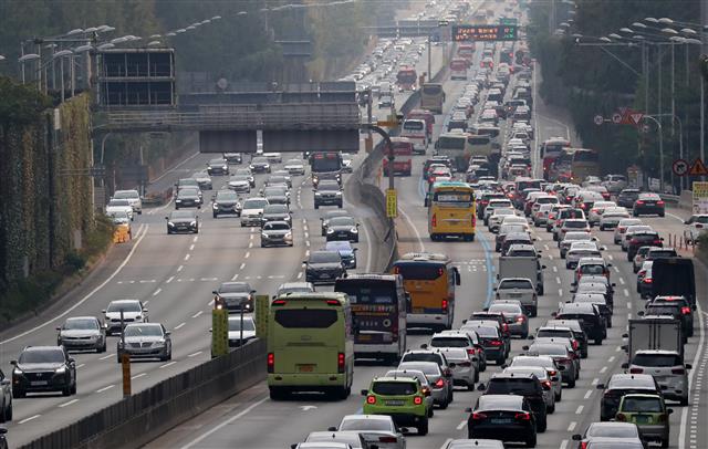 ‘늘어나는 귀성길 교통량’