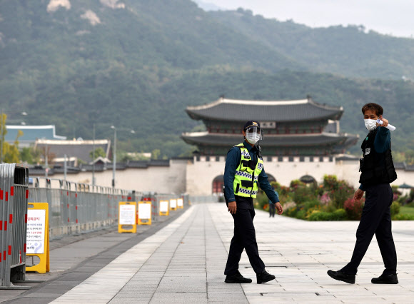 개천절 하루 앞둔 광화문 광장 모습