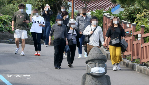 제주서 연휴 즐기는 관광객들