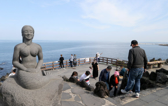 제주서 연휴 즐기는 관광객들