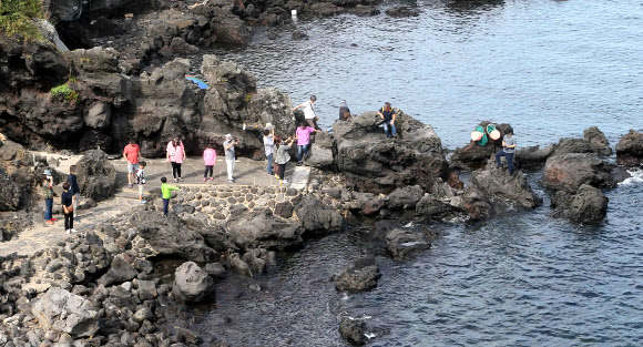 제주서 연휴 즐기는 관광객들