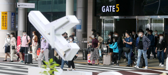 “연휴 남았다” 제주 찾는 관광객들