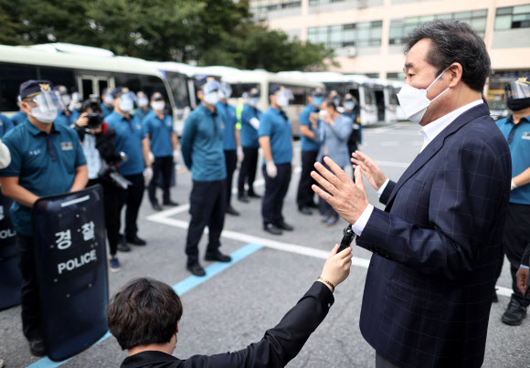 이낙연 더불어민주당 대표가 2일 오전 서울지방경찰청 기동본부를 방문해 훈련중인 경찰들에게 발언을 하고 있다. 연합뉴스