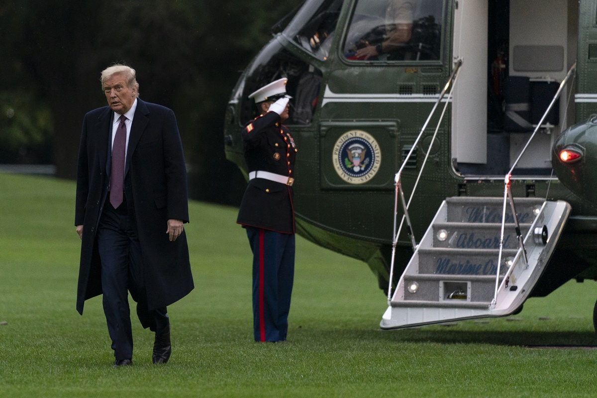 도널드 트럼프 미국 대통령이 1일(현지시간) 코로나19 검사를 위해 백악관으로 돌아와 전용기에서 내리고 있다. AP 연합뉴스 