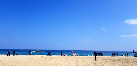 거리 두며 연휴 즐기는 행락객들