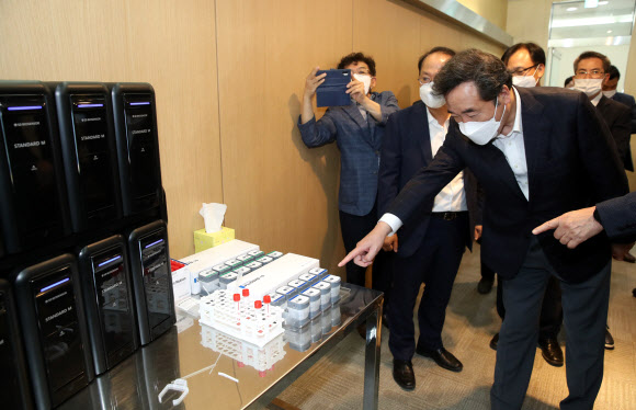 코로나19 진단키트 제조업체 방문한 민주당 이낙연 대표