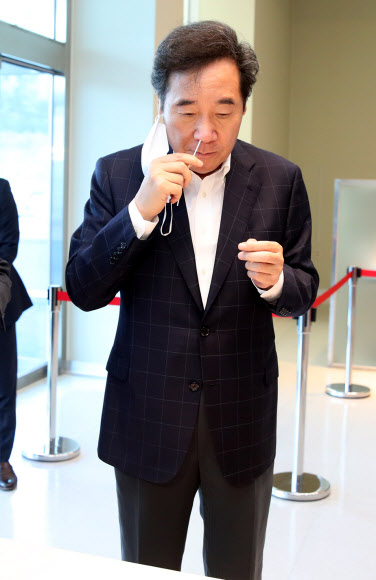 신속 진단키트로 코로나19 검사하는 민주당 이낙연 대표