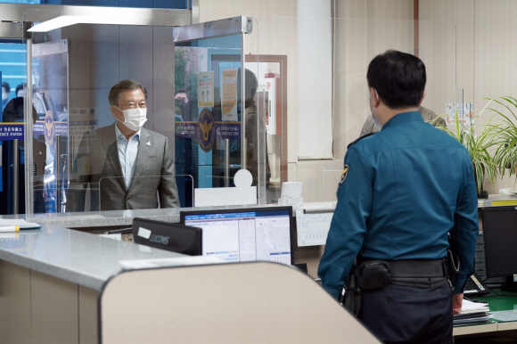 문재인 대통령과 김정숙 여사가 2일 서울 종로구 청운파출소를 찾아 추석 연휴기간에도 근무 중인 경찰관들을 격려하고 있다. 2020.10.2. 청와대 제공