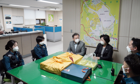 문재인 대통령과 김정숙 여사가 2일 서울 종로구 청운파출소를 찾아 추석 연휴기간에도 근무 중인 경찰관들을 격려하고 있다. 2020.10.2. 청와대 제공