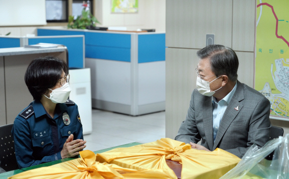 문재인 대통령과 김정숙 여사가 2일 서울 종로구 청운파출소를 찾아 추석 연휴기간에도 근무 중인 경찰관들을 격려하고 있다. 2020.10.2. 청와대 제공