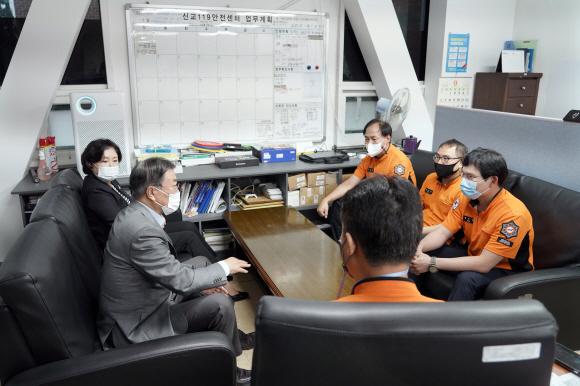 문재인 대통령과 김정숙 여사가 2일 서울 종로구 신교119안전센터를 찾아 추석 연휴기간에도 근무 중인 소방관들을 격려하고 있다. 2020.10.2. 청와대 제공