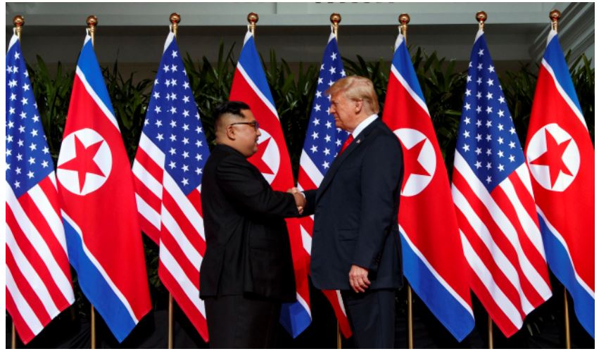지난 2018년 6월 12일 싱가포르에서 진행된 1차 북미정상회담에 앞서 김정은 북한 국무위원장이 도널드 트럼프 미국 대통령과 손을 맞잡고 있다. AP 자료사진 연합뉴스