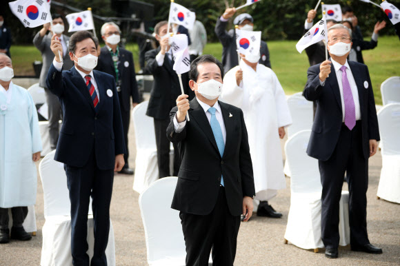 개천절 경축식서 태극기 흔드는 정세균 총리와 참석자들