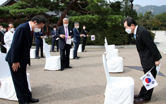 개천절 경축식서 인사하는 정세균-이낙연