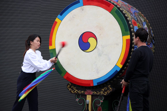 ‘우리 함께, 널리 이롭게’…제4352주년 개천절 경축식