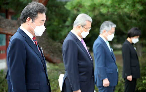 묵념하는 이낙연-김종인