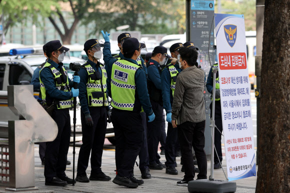 광화문 일대 통제로 우회 안내하는 경찰