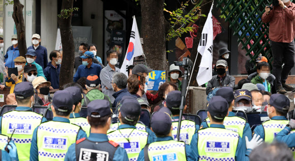3일 서울 광화문 인근에서 시위를 진행하려는 시민들 주변으로 경찰들이 둘러싸고 있다. 연합뉴스