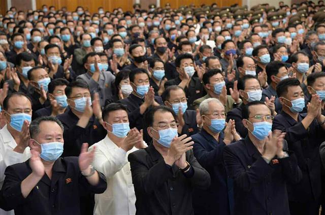 북한 노동당 기관지 노동신문은 4일 노동당 창건 75돌(10월10일)을 기념해 조선혁명박물관에 ‘위대한 수령님들과 전우관’을 새로 꾸려 지난 2일 개관했다고 1면에 보도했다. 신문은 새로 개관된 전우관에는 김일성·김정일·김정은의 영상사진 문헌들과 작품들, 혁명사적 자료들과 혁명사적물들이 전시돼 있다고 설명했다. 개관식에 참가한 당 간부 등 참가자들이 모두 마스크를 착용하고 있다.  평양 노동신문=뉴스1